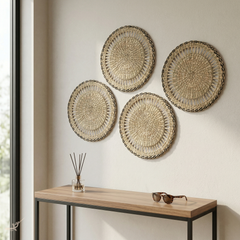 Couronne Alizée - Set de table rond en jonc de mer avec liseré noir – vue d'usage – Produit artisanal fait à la main · Kuênia