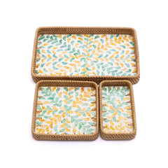 Autonia - Set de 3 plateaux rectangulaires en rotin et nacre fait main, motif feuillage automnal – vue 2 – Produit artisanal fait à la main · Kuênia