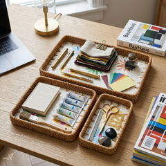 Printania - Set de 3 plateaux rectangulaires en rotin et nacre fait main, motif floral multicolore – vue d'ambiance – Produit artisanal fait à la main · Kuênia