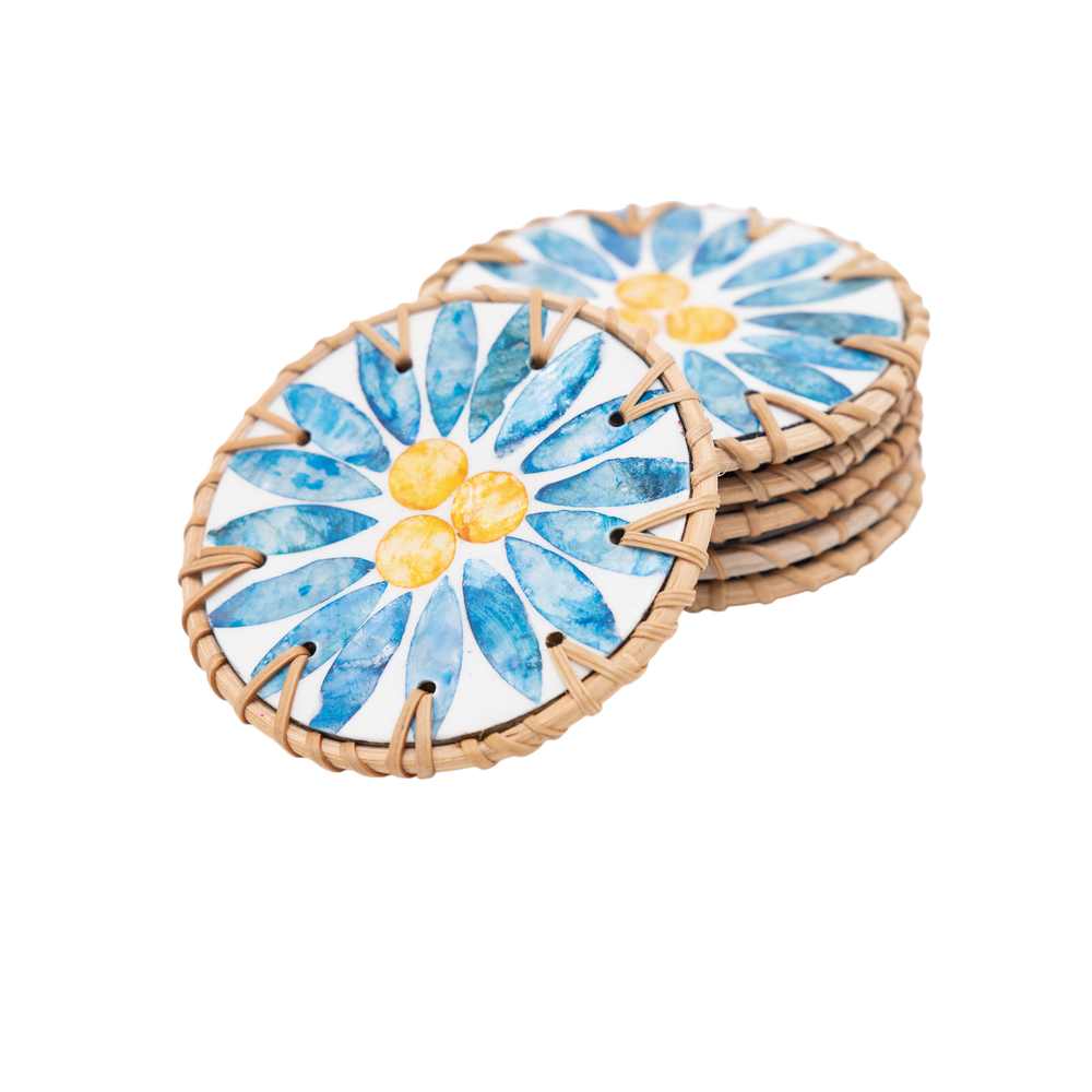Rayons de Bleuet - Set de 6 sous-verres en rotin et nacre fait main, motif floral bleu sur fond transparent – Produit artisanal fait à la main · Kuênia