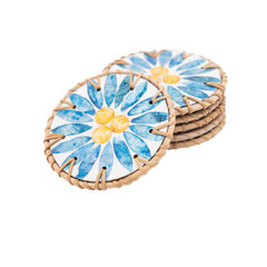 Rayons de Bleuet - Set de 6 sous-verres en rotin et nacre fait main, motif floral bleu sur fond transparent – Produit artisanal fait à la main · Kuênia