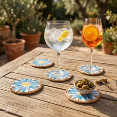 Rayons de Bleuet - Set de 6 sous-verres en rotin et nacre fait main, motif floral bleu – mise en scène – Produit artisanal fait à la main · Kuênia