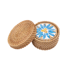 Rayons de Bleuet - Coffret de 6 sous-verres en rotin et nacre, avec couvercle, motif floral bleu sur fond transparent – Produit artisanal fait à la main · Kuênia
