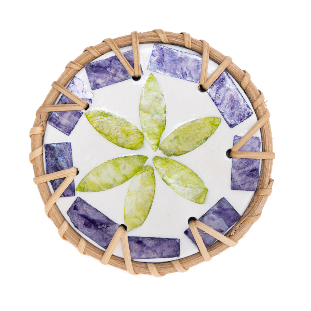 Étoile de Pervenche – Coffret de 6 sous-verres en rotin et nacre, avec couvercle, motif floral violet et vert – vue 2 – Produit artisanal fait à la main · Kuênia