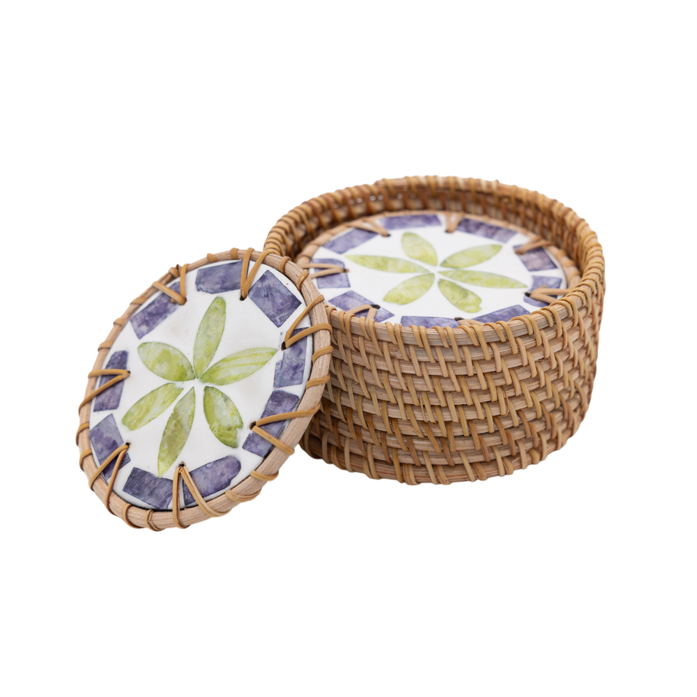 Étoile de Pervenche – Coffret de 6 sous-verres en rotin et nacre, avec couvercle, motif floral violet et vert sur fond transparent – Produit artisanal fait à la main · Kuênia