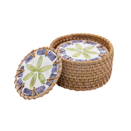 Étoile de Pervenche – Coffret de 6 sous-verres en rotin et nacre, avec couvercle, motif floral violet et vert sur fond transparent – Produit artisanal fait à la main · Kuênia