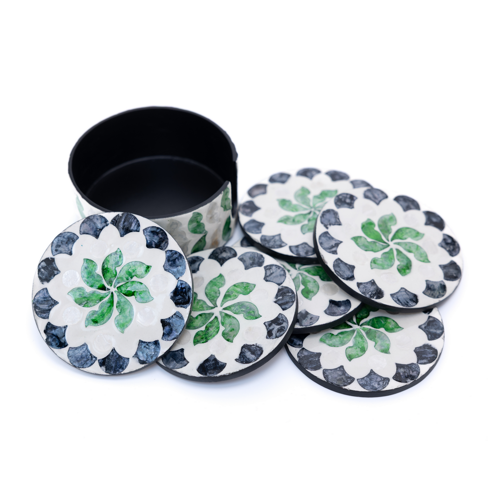 Éclosion de Jade - Coffret de 6 sous-verres tout nacre, motif végétal vert et noir – vue 4 – Produit artisanal fait à la main · Kuênia