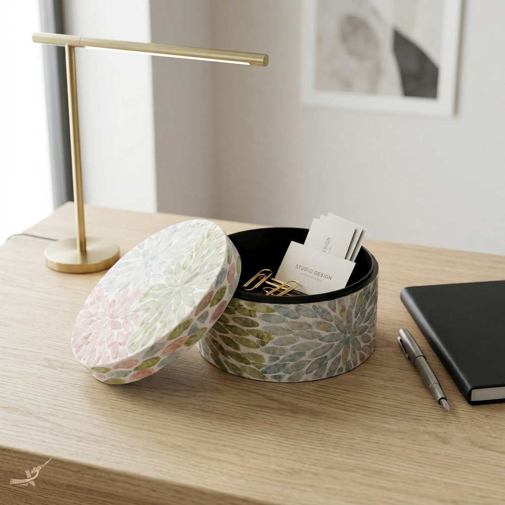 Le Jardin Secret - Boîte décorative ronde en nacre, motif fleuri pastel – vue d'ambiance – Produit artisanal fait à la main · Kuênia