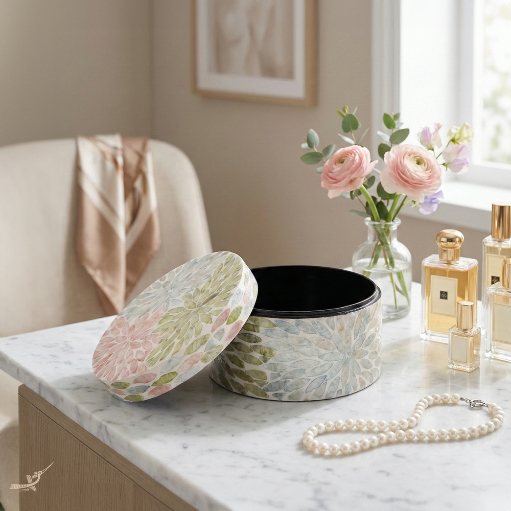 Le Jardin Secret - Boîte décorative ronde en nacre, motif fleuri pastel – Produit artisanal fait à la main · Kuênia