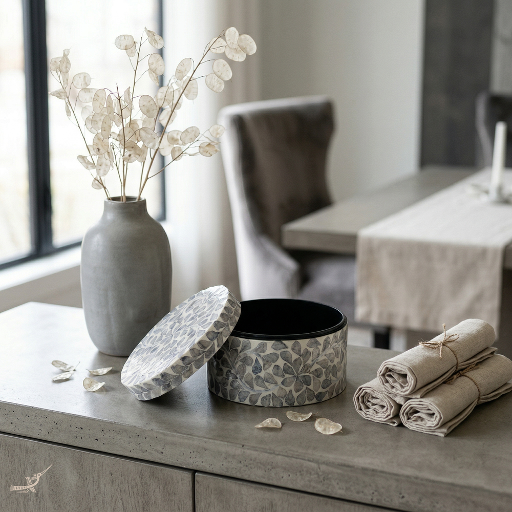 L'Écrin du Temps – Boîte décorative ronde en nacre, motif fleuri intemporel – vue d'usage – Produit artisanal fait à la main · Kuênia