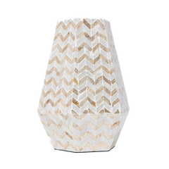 Prisma Largo - Vase large prismatique en marqueterie de nacre, motif chevrons dorés sur fond transparent – Produit artisanal fait à la main · Kuênia