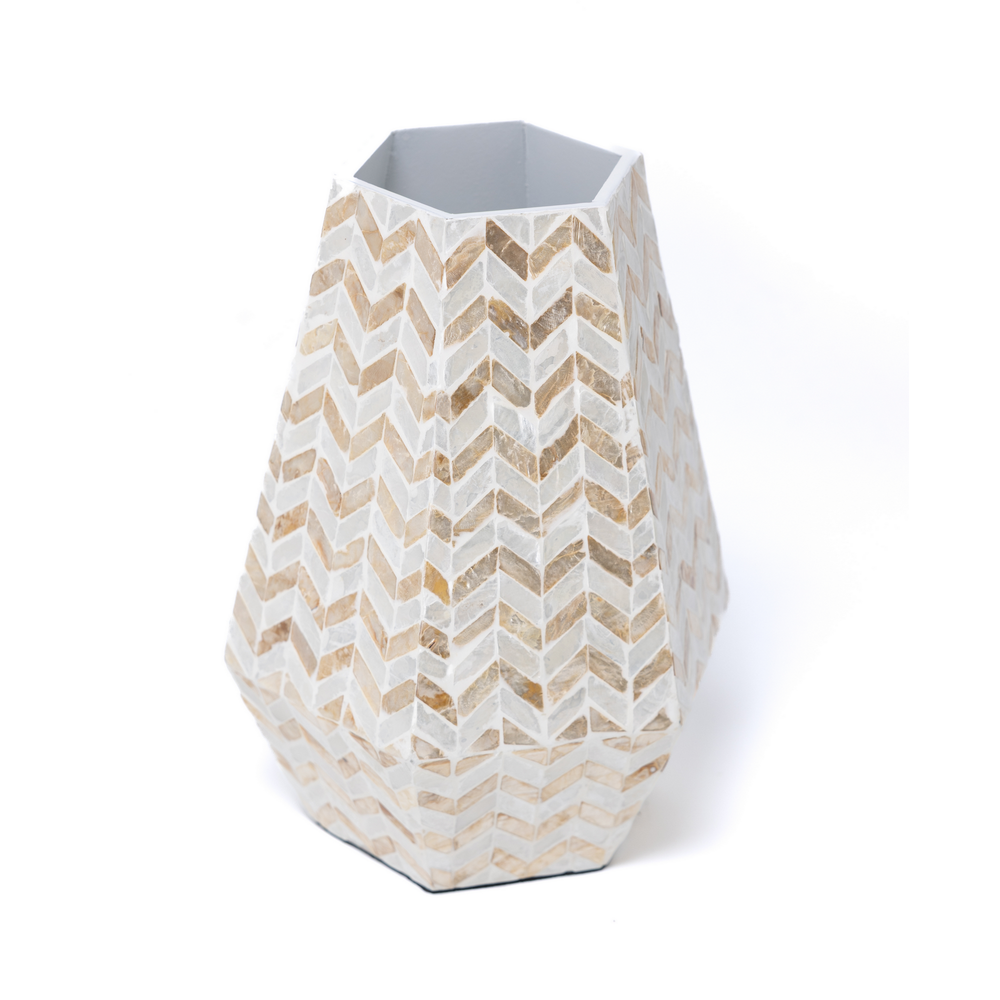 Prisma Largo - Vase large prismatique en marqueterie de nacre, motif chevrons dorés – vue 2 – Produit artisanal fait à la main · Kuênia