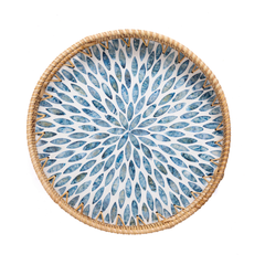 Mandalia - Plateau rond en rotin et nacre fait main, motif mandala bleu – vue 2 – Produit artisanal fait à la main · Kuênia