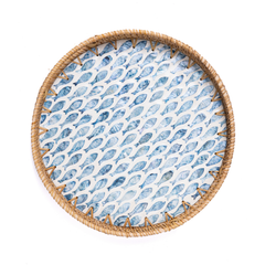 Escalia - Plateau rond en rotin et nacre fait main, motif banc de poissons – vue 2 – Produit artisanal fait à la main · Kuênia