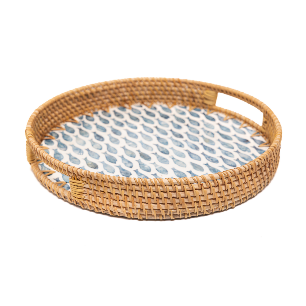 Escalia - Plateau rond en rotin et nacre fait main, motif banc de poissons – vue 3 – Produit artisanal fait à la main · Kuênia