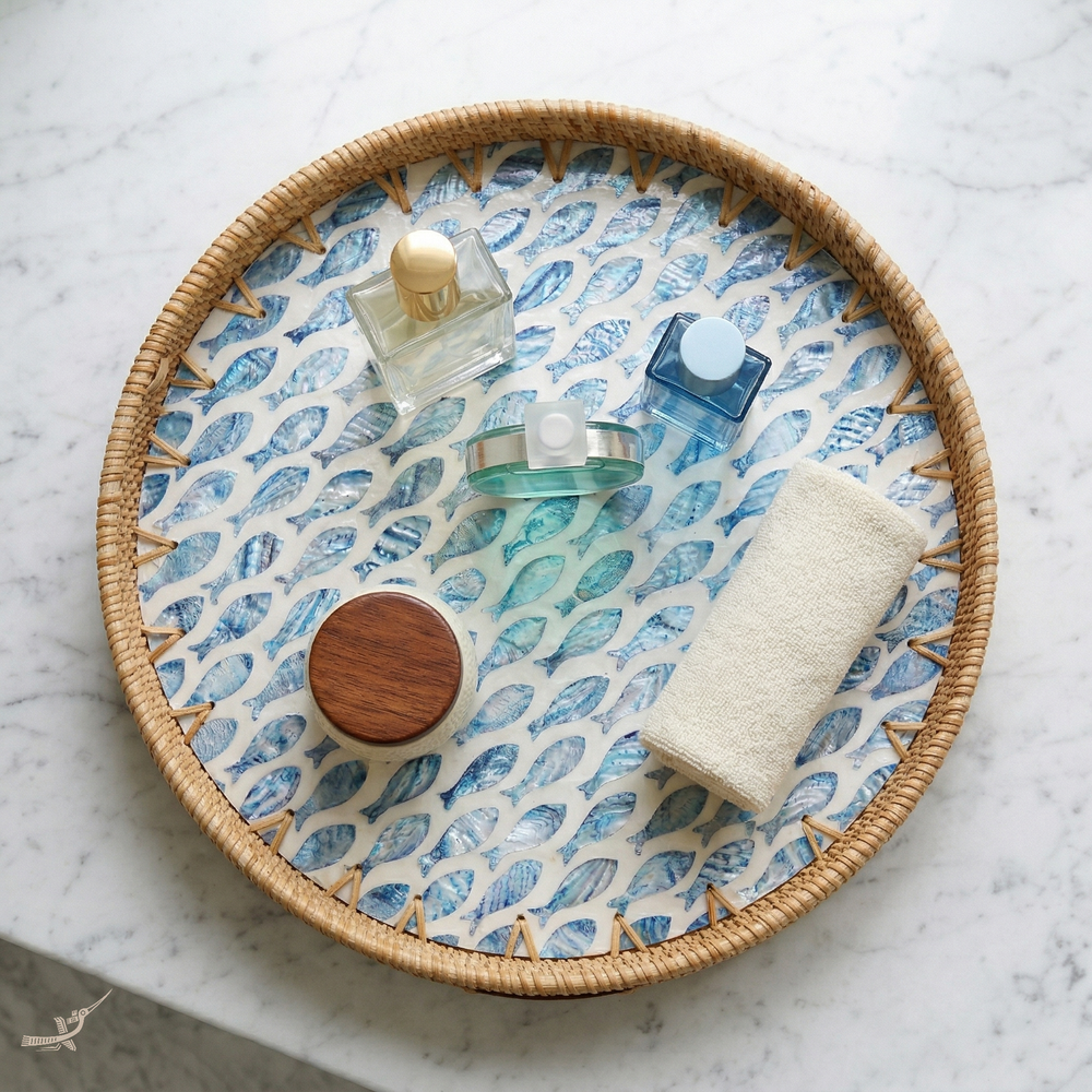 Escalia - Plateau rond en rotin et nacre fait main, motif banc de poissons – vue d'usage – Produit artisanal fait à la main · Kuênia