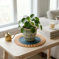 Anneau Doré - Set de table rond en jonc de mer tressé, motif bleu et orangé – mise en scène – Produit artisanal fait à la main · Kuênia