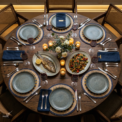 Oasis Marine - Set de table rond en jonc de mer tressé, bleu jaune – vue d'ambiance – Produit artisanal fait à la main · Kuênia