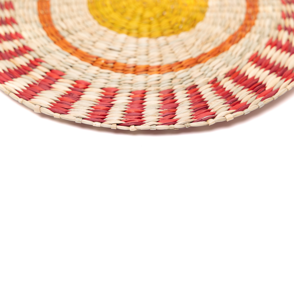 Étoile Flamboyante - Round placemat in handwoven seagrass, sun pattern – view 3 – Handcrafted product, handmade · Kuênia