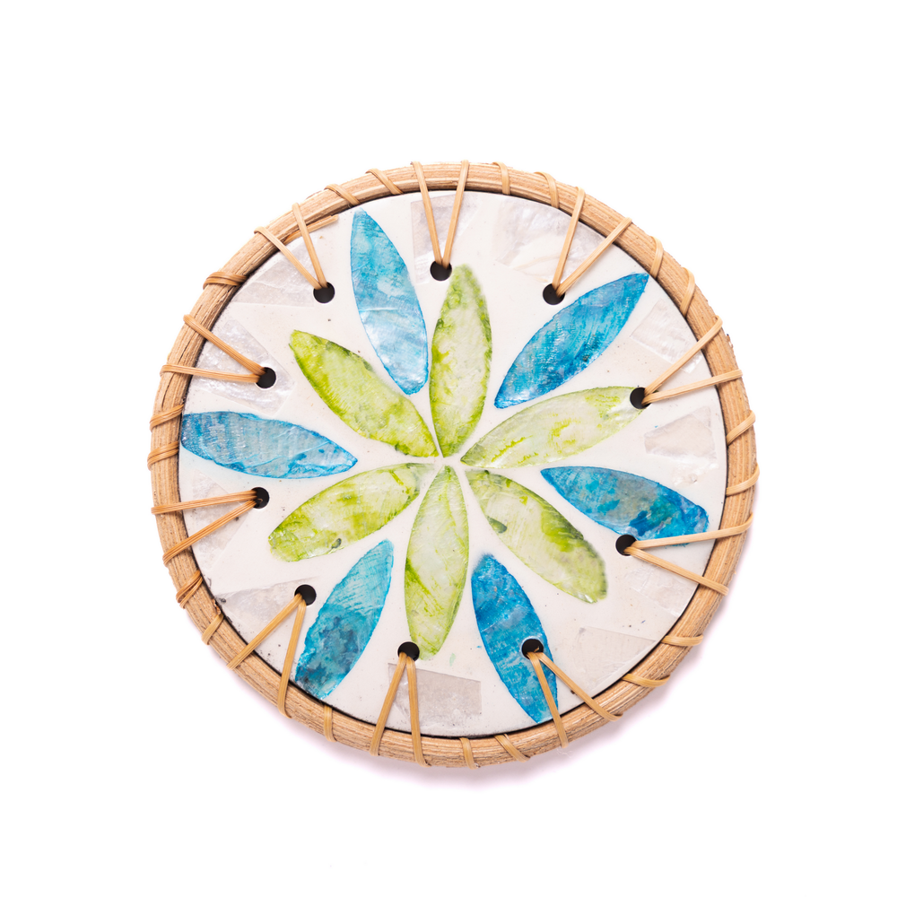 Valse de Nymphéa - Boxed set of 6 coasters in rattan and mother-of-pearl, blue and green botanical pattern – view 2 – Handcrafted product, handmade · Kuênia