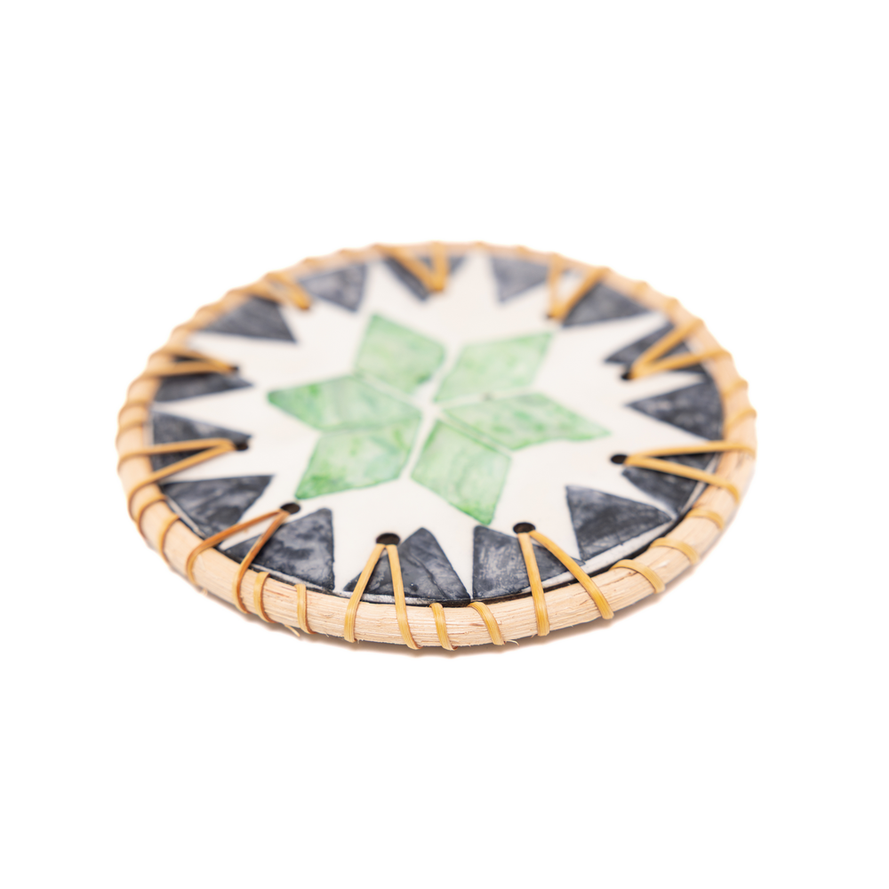 Prisme d'Agave – Coffret de 6 sous-verres en rotin et nacre, motif vert géométrique – vue 3 – Produit artisanal fait à la main · Kuênia