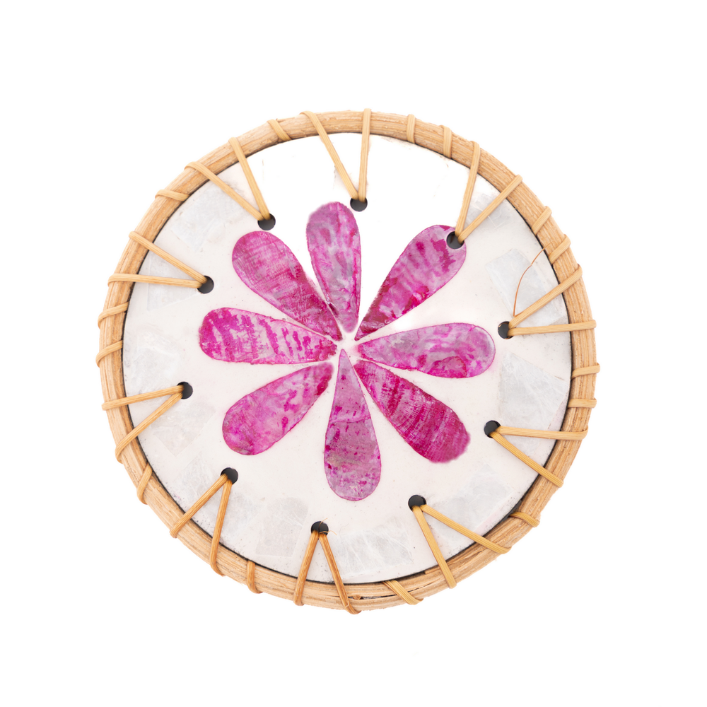 Éclats de Bougainvillier - Coffret de 6 sous-verres en rotin et nacre, motif floral rose – vue 2 – Produit artisanal fait à la main · Kuênia