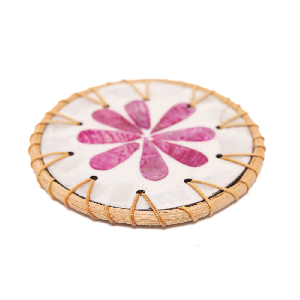 Éclats de Bougainvillier - Coffret de 6 sous-verres en rotin et nacre, motif floral rose – vue 3 – Produit artisanal fait à la main · Kuênia