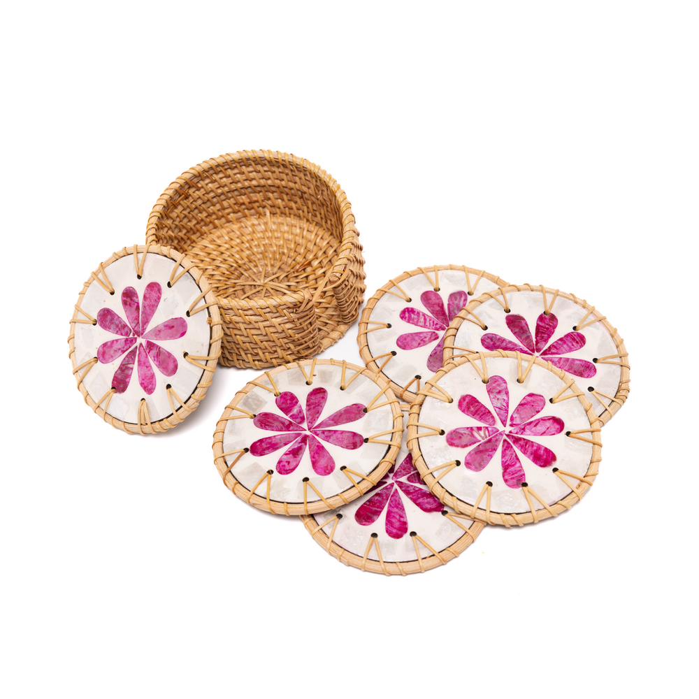 Éclats de Bougainvillier - Coffret de 6 sous-verres en rotin et nacre, motif floral rose – vue 4 – Produit artisanal fait à la main · Kuênia