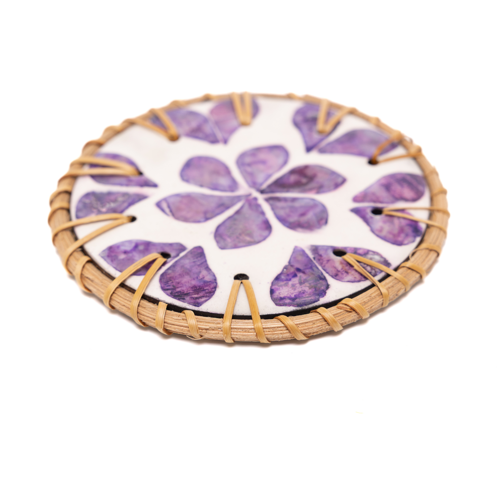 Souffle de Violette - Boxed set of 6 coasters in rattan and mother-of-pearl, purple floral pattern – view 3 – Handcrafted product, handmade · Kuênia
