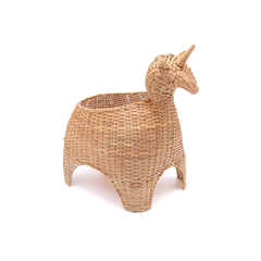 Panier licorne Kylan en rotin naturel tressé à la main sur fond blanc