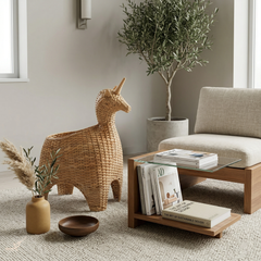 Panier décoratif Kylan en rotin naturel près d’un fauteuil et d’une table basse