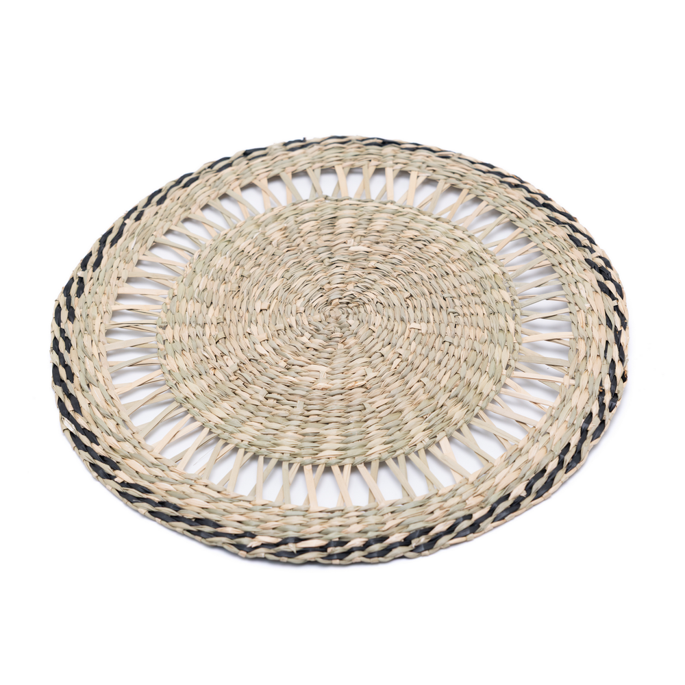 Couronne Alizée - Set de table rond en jonc de mer avec liseré noir – vue 2 – Produit artisanal fait à la main · Kuênia