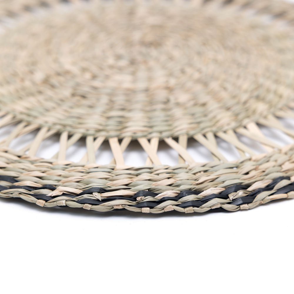 Couronne Alizée - Set de table rond en jonc de mer avec liseré noir – vue 3 – Produit artisanal fait à la main · Kuênia