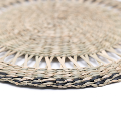 Couronne Alizée - Set de table rond en jonc de mer avec liseré noir – vue 3 – Produit artisanal fait à la main · Kuênia