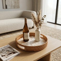 Opalia - Plateau rond en rotin et nacre fait main – vue d'usage – Produit artisanal fait à la main · Kuênia