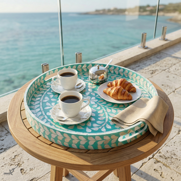Lagonis - Grand plateau rond tout nacre, fond lagon turquoise et pétales irisés – vue de détail – Produit artisanal fait à la main · Kuênia