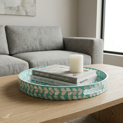 Lagonis - Large round tray all mother-of-pearl, turquoise lagoon background and iridescent petals – staged view – Handcrafted product, handmade · Kuênia