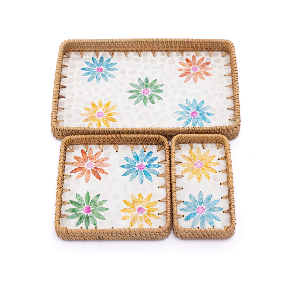 Printania - Set de 3 plateaux rectangulaires en rotin et nacre fait main, motif floral multicolore – vue 2 – Produit artisanal fait à la main · Kuênia