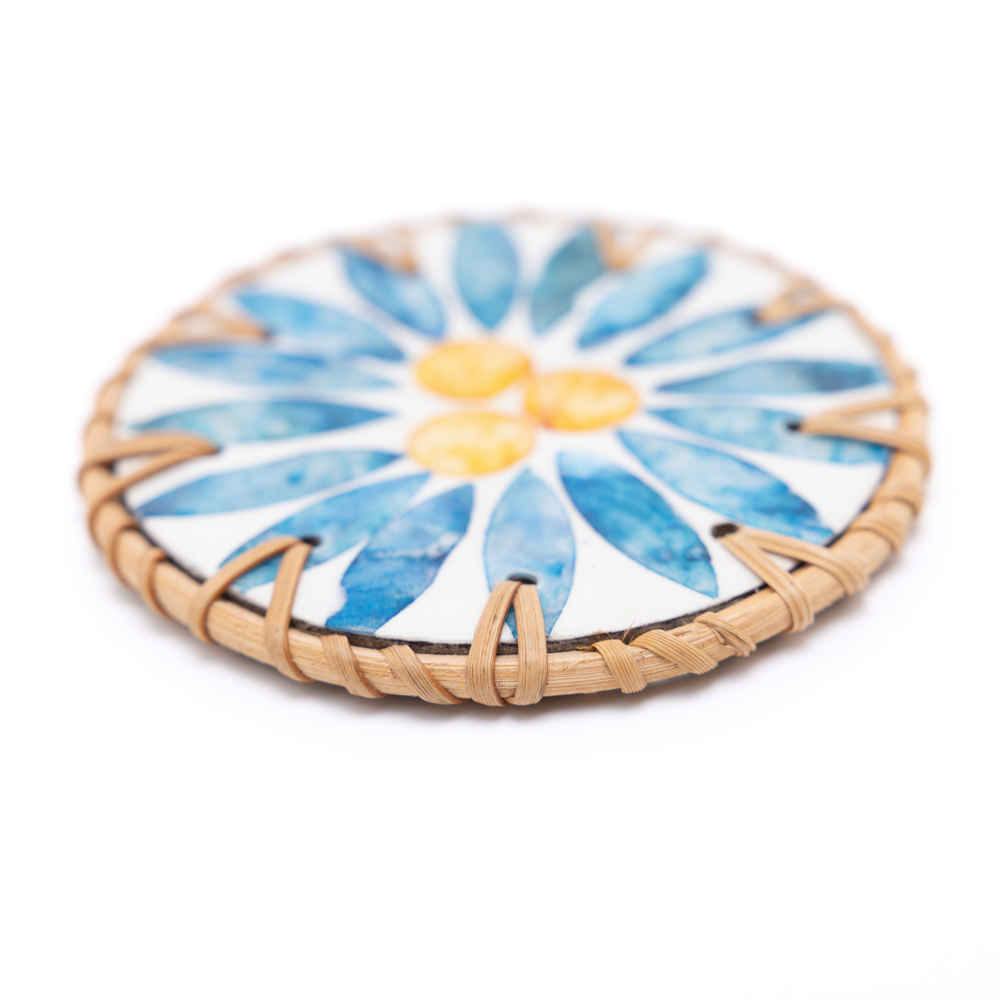 Rayons de Bleuet - Set de 6 sous-verres en rotin et nacre fait main, motif floral bleu – vue 3 – Produit artisanal fait à la main · Kuênia
