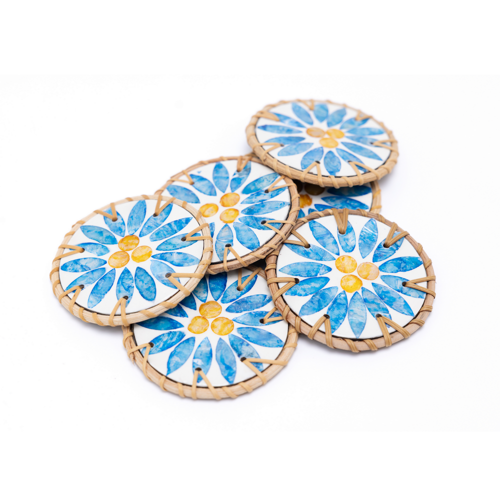 Rayons de Bleuet - Set de 6 sous-verres en rotin et nacre fait main, motif floral bleu – vue 4 – Produit artisanal fait à la main · Kuênia