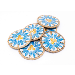 Rayons de Bleuet - Set de 6 sous-verres en rotin et nacre fait main, motif floral bleu – vue 4 – Produit artisanal fait à la main · Kuênia
