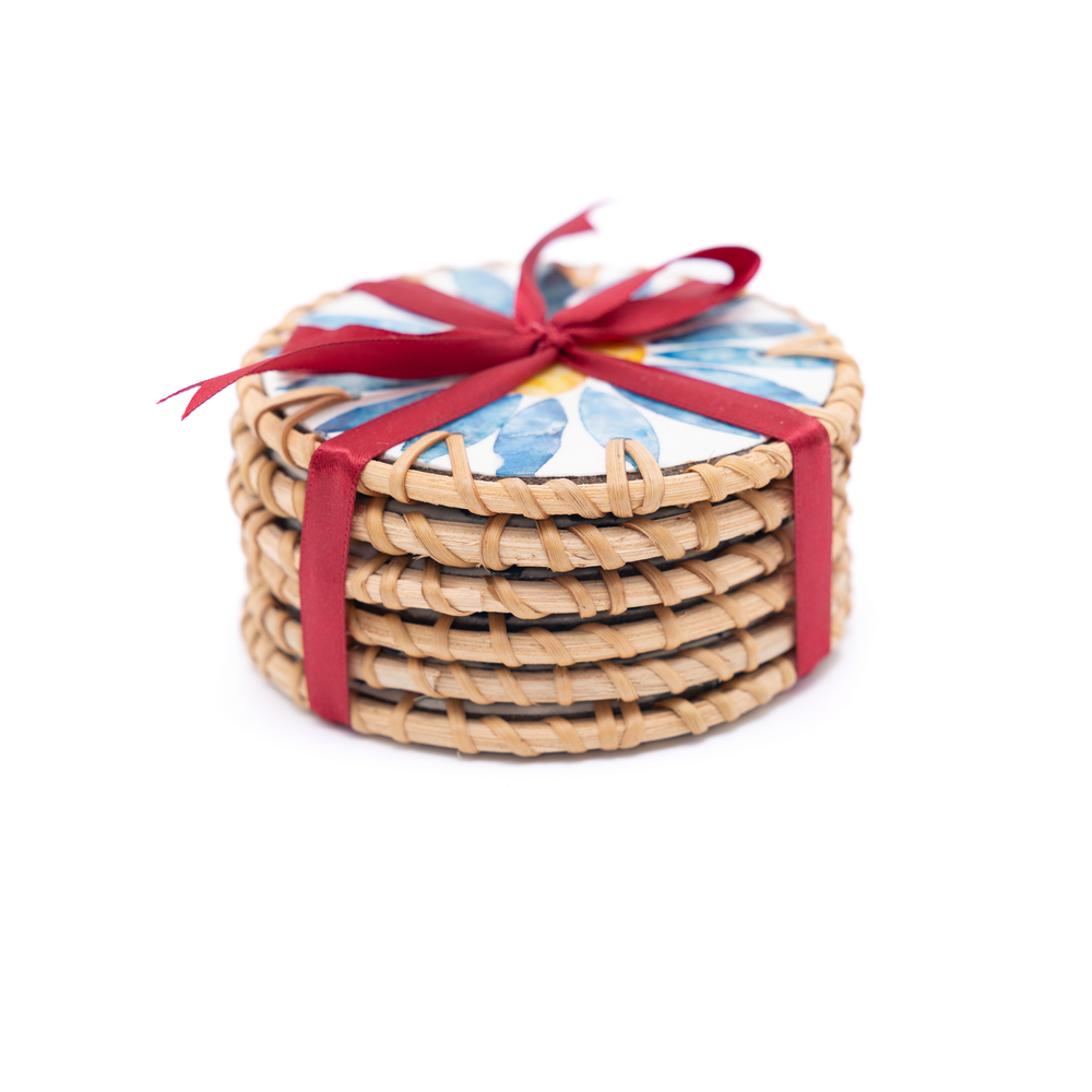 Rayons de Bleuet - Set de 6 sous-verres en rotin et nacre fait main, motif floral bleu – vue 5 – Produit artisanal fait à la main · Kuênia