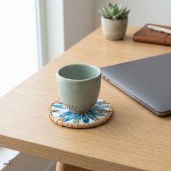 Rayons de Bleuet - Set de 6 sous-verres en rotin et nacre fait main, motif floral bleu – vue de détail – Produit artisanal fait à la main · Kuênia