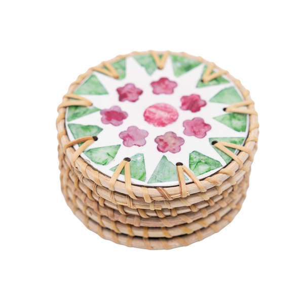 Ronde de Cerisier - Set de 6 sous-verres en rotin et nacre fait main, motif floral rose et vert sur fond transparent – Produit artisanal fait à la main · Kuênia