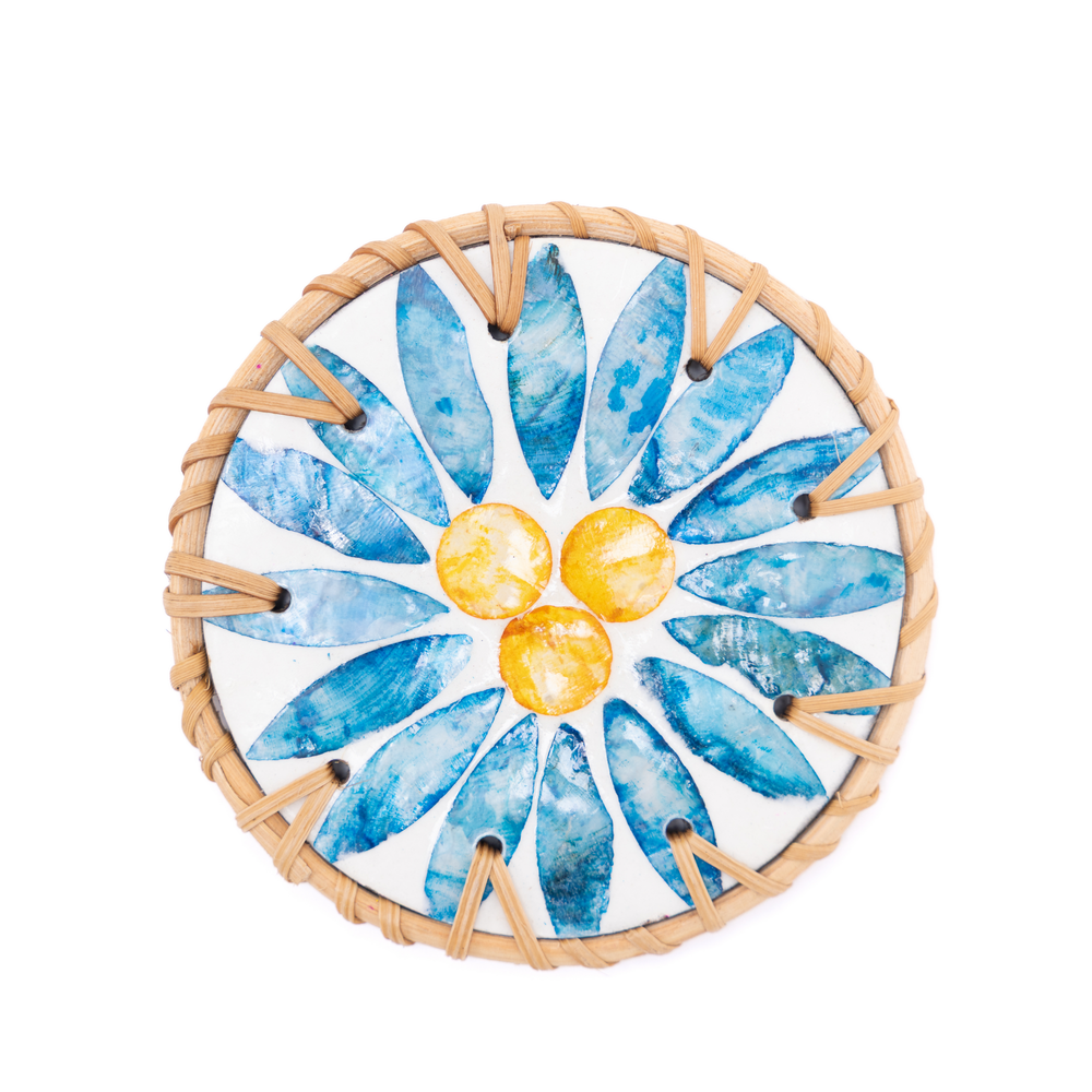 Rayons de Bleuet - Coffret de 6 sous-verres en rotin et nacre, avec couvercle, motif floral bleu – vue 2 – Produit artisanal fait à la main · Kuênia