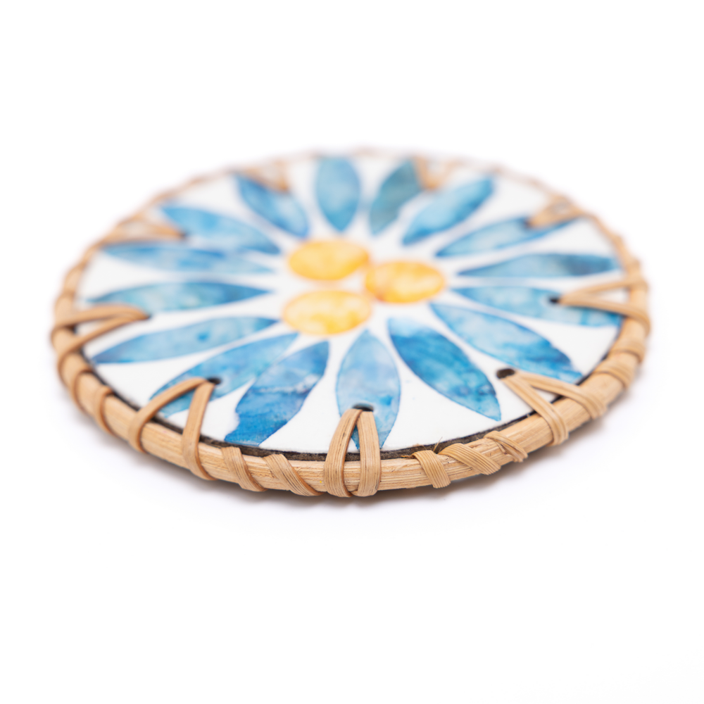 Rayons de Bleuet - Coffret de 6 sous-verres en rotin et nacre, avec couvercle, motif floral bleu – vue 3 – Produit artisanal fait à la main · Kuênia