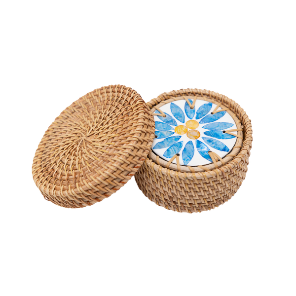 Rayons de Bleuet - Coffret de 6 sous-verres en rotin et nacre, avec couvercle, motif floral bleu sur fond transparent – Produit artisanal fait à la main · Kuênia