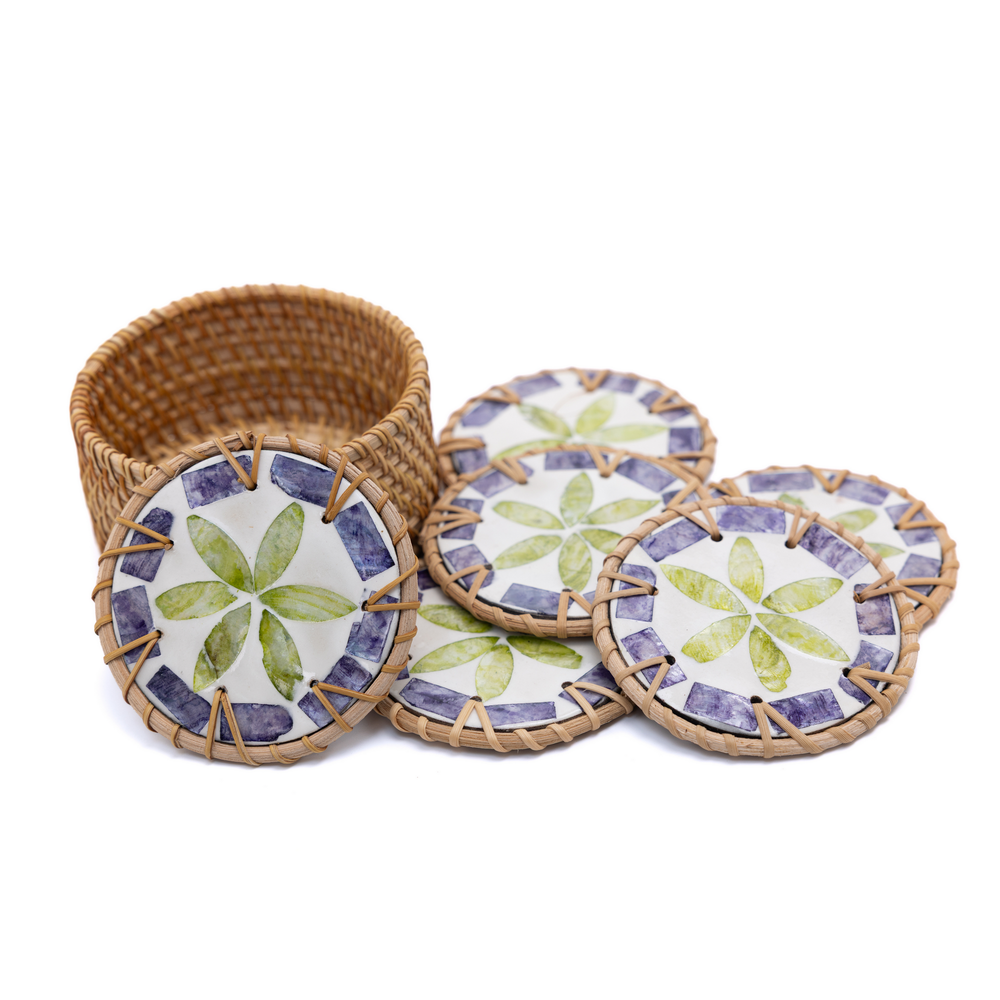Étoile de Pervenche – Coffret de 6 sous-verres en rotin et nacre, avec couvercle, motif floral violet et vert – Produit artisanal fait à la main · Kuênia
