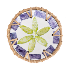 Étoile de Pervenche – Coffret de 6 sous-verres en rotin et nacre, avec couvercle, motif floral violet et vert – vue 2 – Produit artisanal fait à la main · Kuênia
