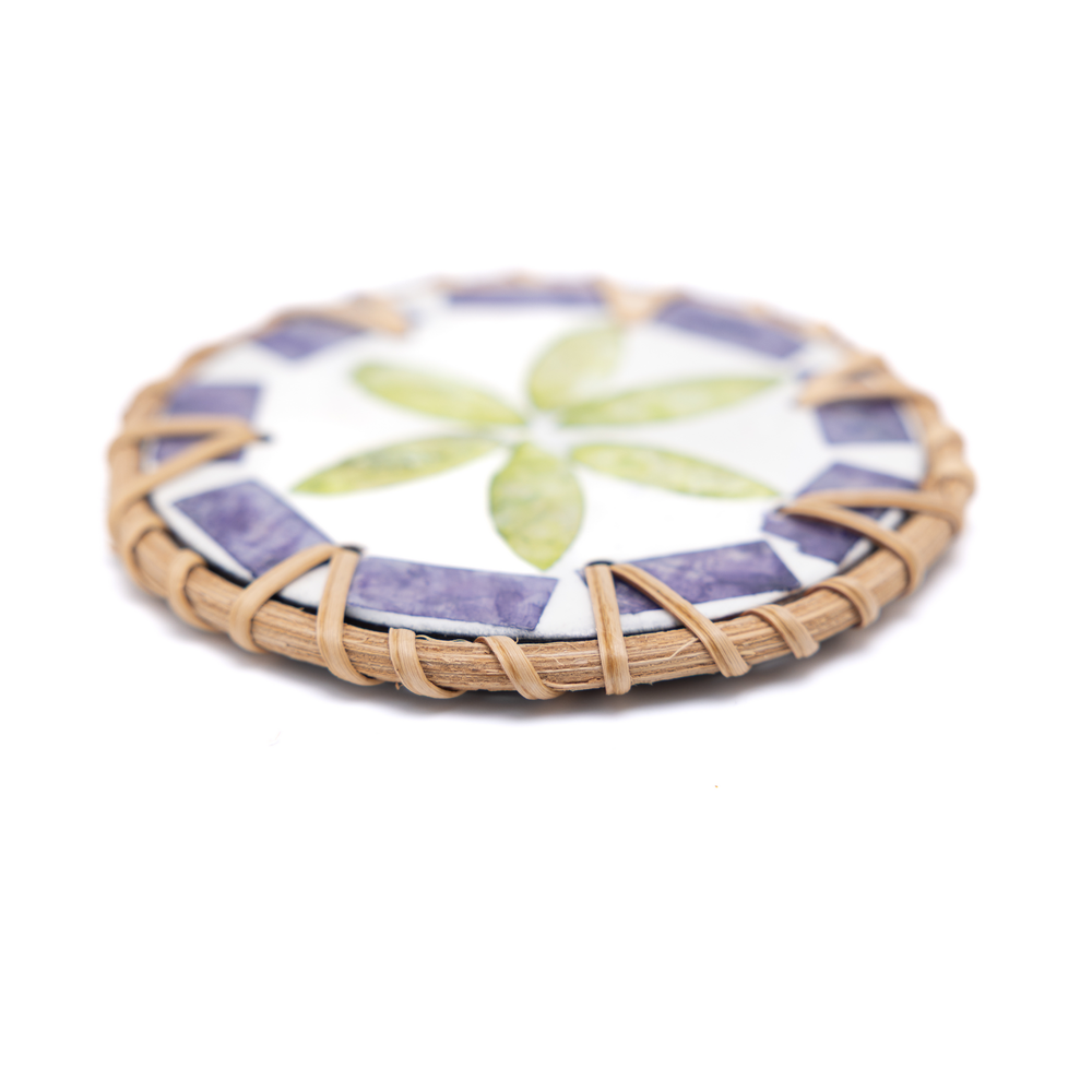 Étoile de Pervenche – Coffret de 6 sous-verres en rotin et nacre, avec couvercle, motif floral violet et vert – vue 3 – Produit artisanal fait à la main · Kuênia
